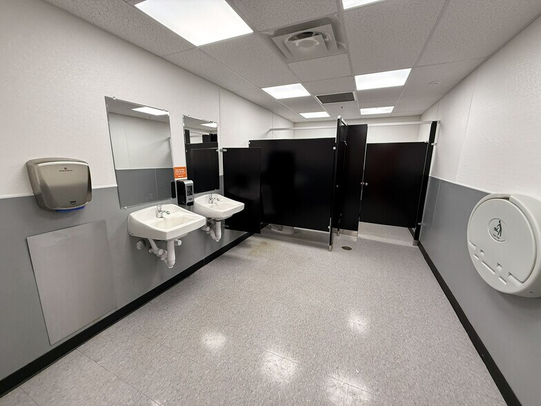 More Photos Of 2614 Bridge Ave, Albert Lea Freestanding For Lease