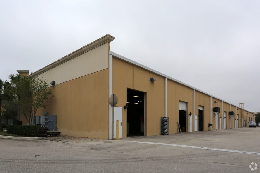 More Photos Of 660 NW Enterprise Dr, Port Saint Lucie Light Manufacturing For Lease