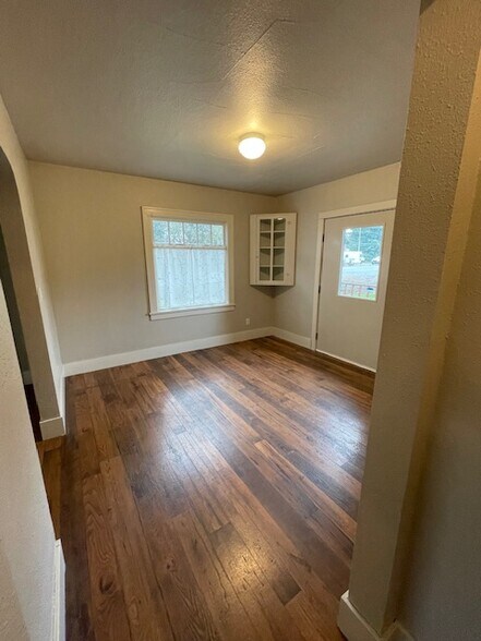 More Photos Of 200 Main St, Rickreall Storefront Retail Office For Lease