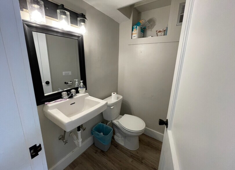 More Photos Of 116 W 19th St, Falls City Showroom For Sale