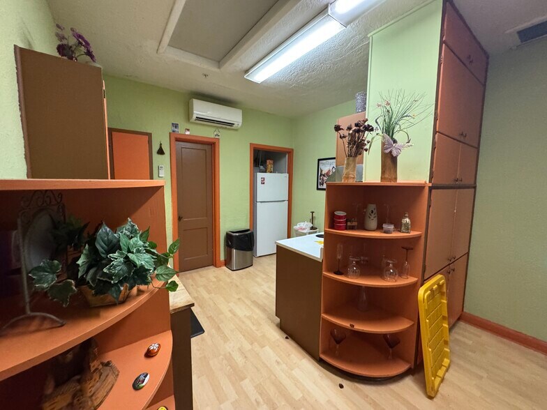 More Photos Of 229 W Venice Ave, Venice General Retail For Sale