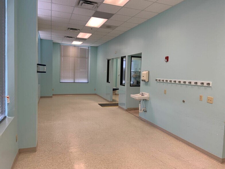 More Photos Of 509 Olde Waterford Way, Leland Office For Lease