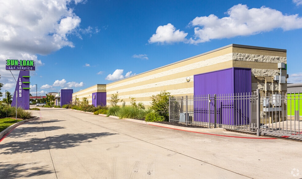 More Photos Of 6414 W Loop 1604 N, San Antonio Self Storage For Lease