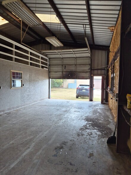 More Photos Of 701 E Pine St, Edgewood Flex For Lease