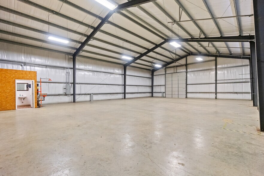 More Photos Of 945 Huser Blvd, Schulenburg Warehouse For Lease