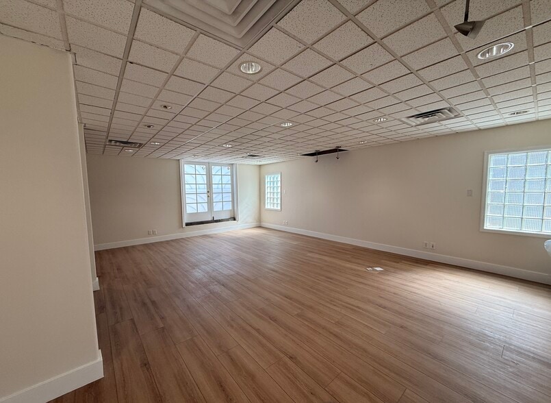 More Photos Of 11326 Ventura Blvd, Studio City Storefront Retail Office For Lease