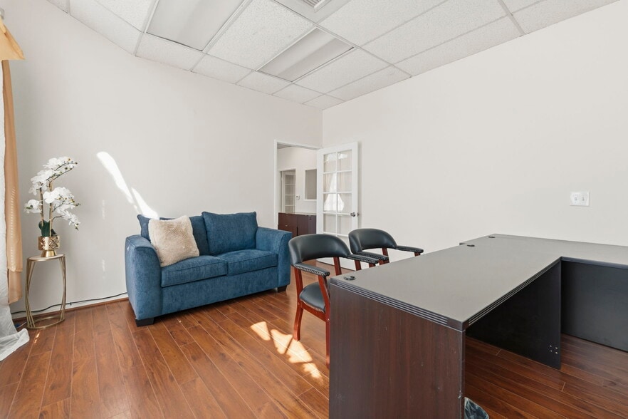More Photos Of 20501 Ventura Blvd, Woodland Hills Office For Lease