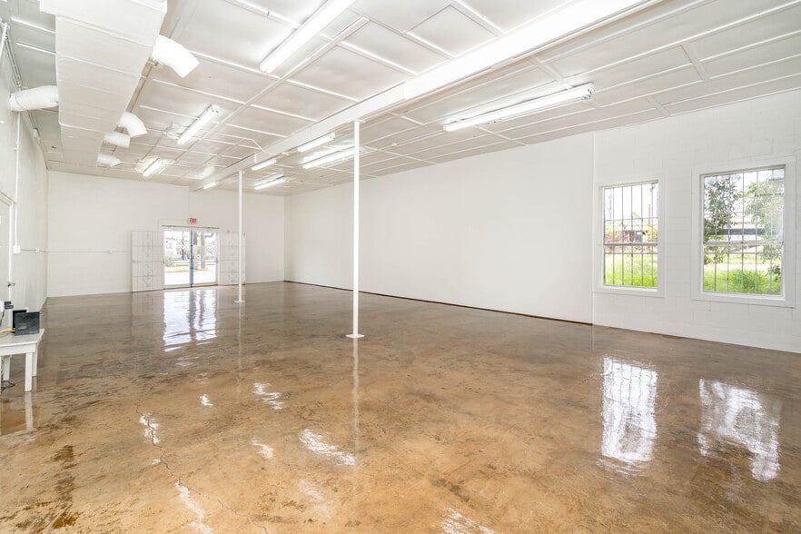 More Photos Of 1020 Roosevelt Ave, San Antonio Freestanding For Sale