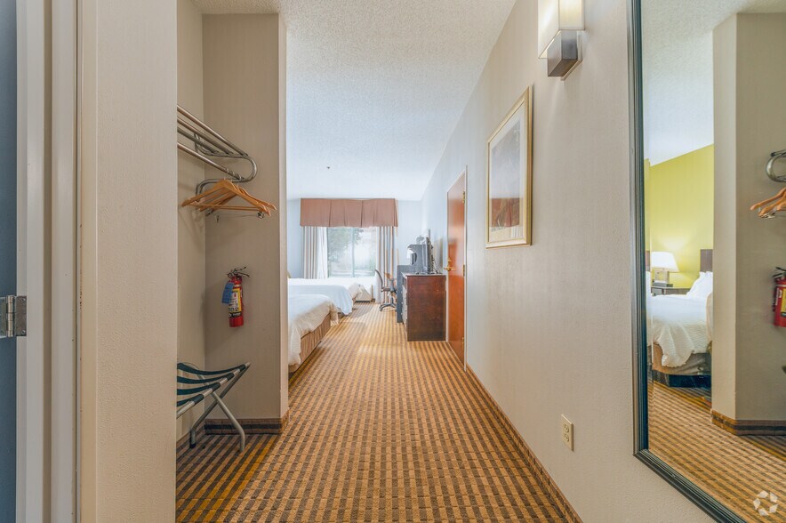 More Photos Of 3630 E Cork St, Kalamazoo Hotel For Sale