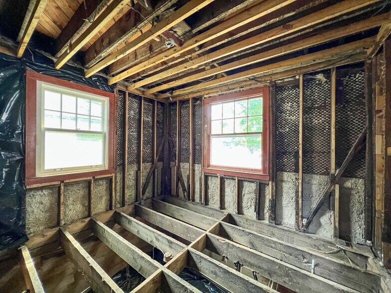 More Photos Of 1 Swan St, Asheville Freestanding For Sale