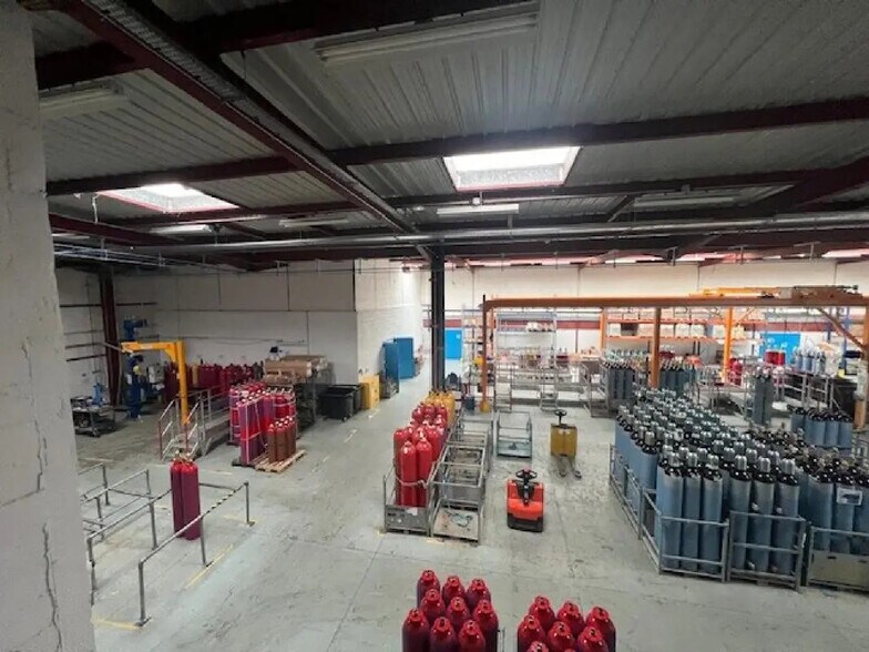 More Photos Of 697 Rue Fourny, Buc Warehouse For Lease
