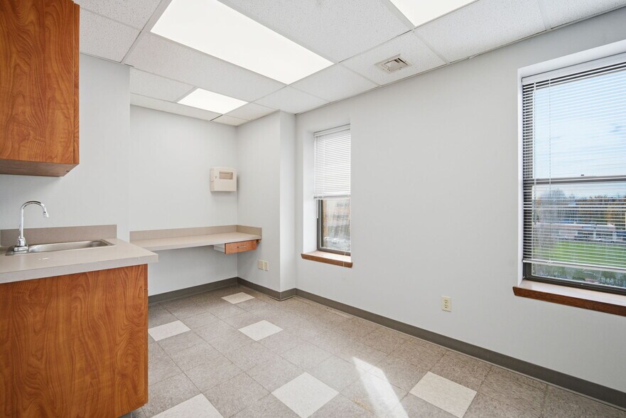More Photos Of 222 Carew St, Springfield Medical For Lease