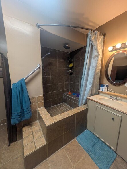 More Photos Of 615 W Benton St, Buffalo Flex For Sale