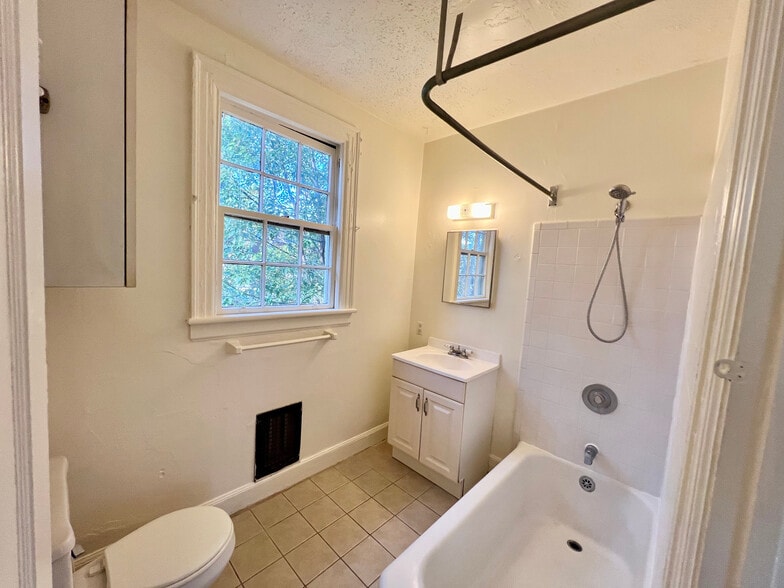 More Photos Of 221 E 56th St, Savannah Apartments For Sale