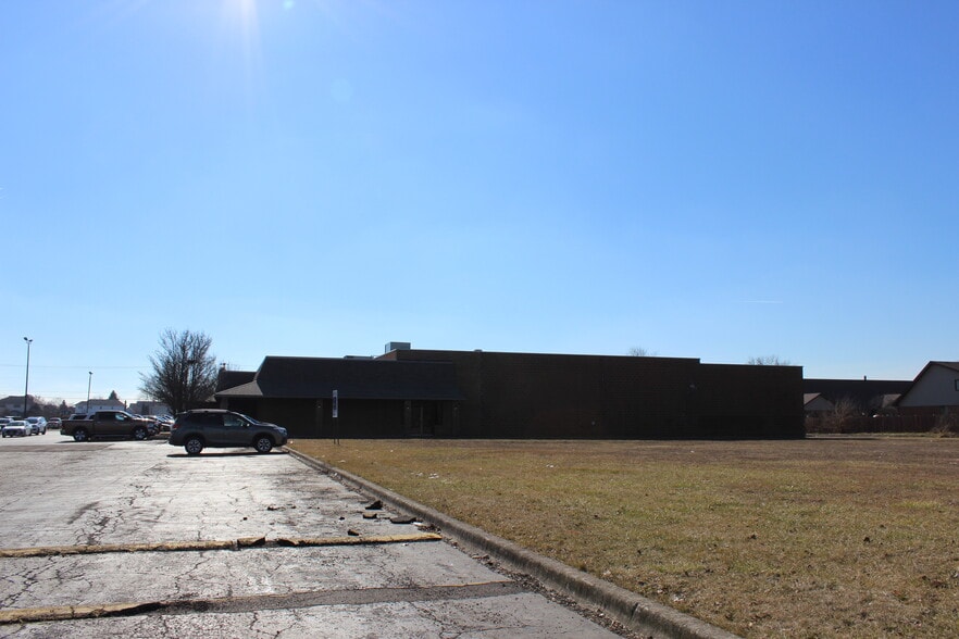 More Photos Of 1009 W Laraway Rd, New Lenox Sports And Entertainment For Sale