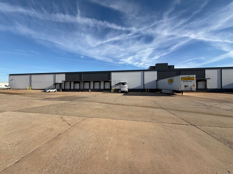 More Photos Of 13131 Broadway Ext, Oklahoma City Distribution For Lease