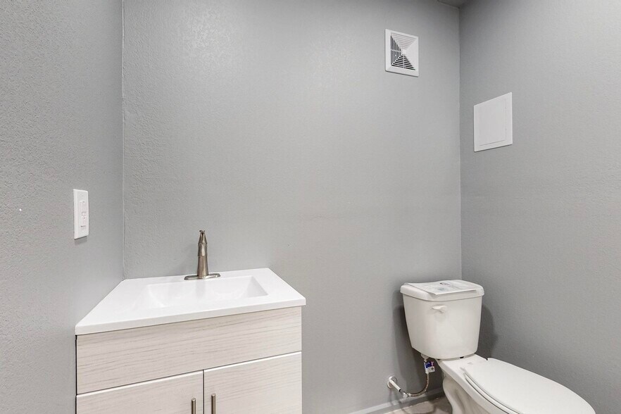 More Photos Of 13053 Harmon Rd, Fort Worth Warehouse For Sale