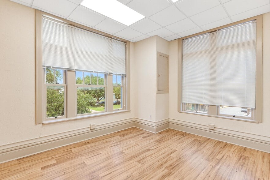 More Photos Of 410 W Main St, Leesburg Office For Lease