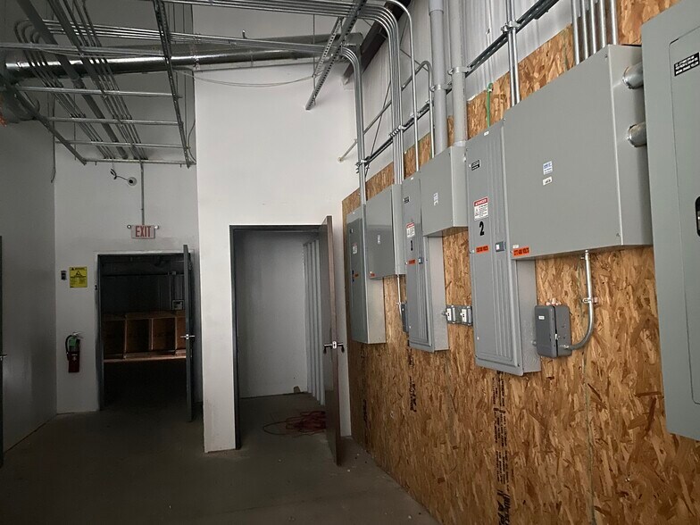 More Photos Of 4204 28th Ave NW, Norman Industrial For Lease