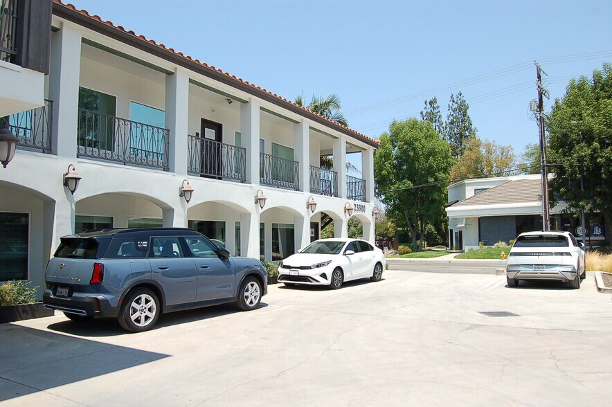 More Photos Of 23300 Ventura Blvd, Woodland Hills Loft Creative Space For Lease