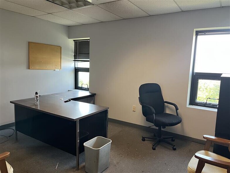 More Photos Of 75 Ransier Dr, Buffalo Truck Terminal For Sale