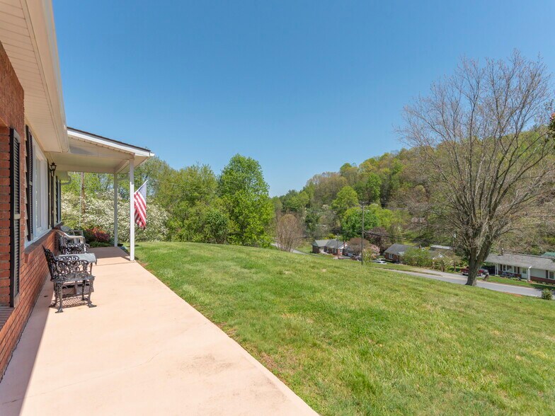 More Photos Of 96 Tower Ln, Waynesville Office For Sale