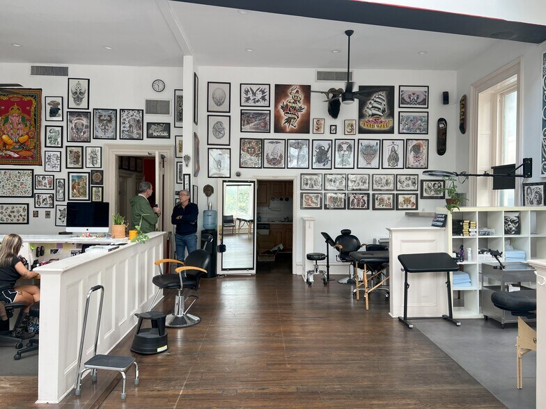 More Photos Of 7-9 E Bay St, Savannah Bar For Sale