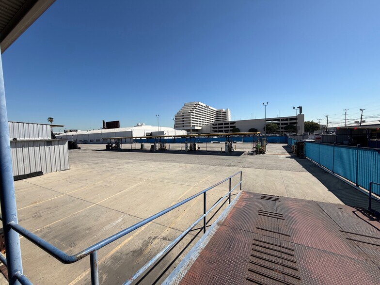 More Photos Of 5500 W Century Blvd, Los Angeles Warehouse For Lease