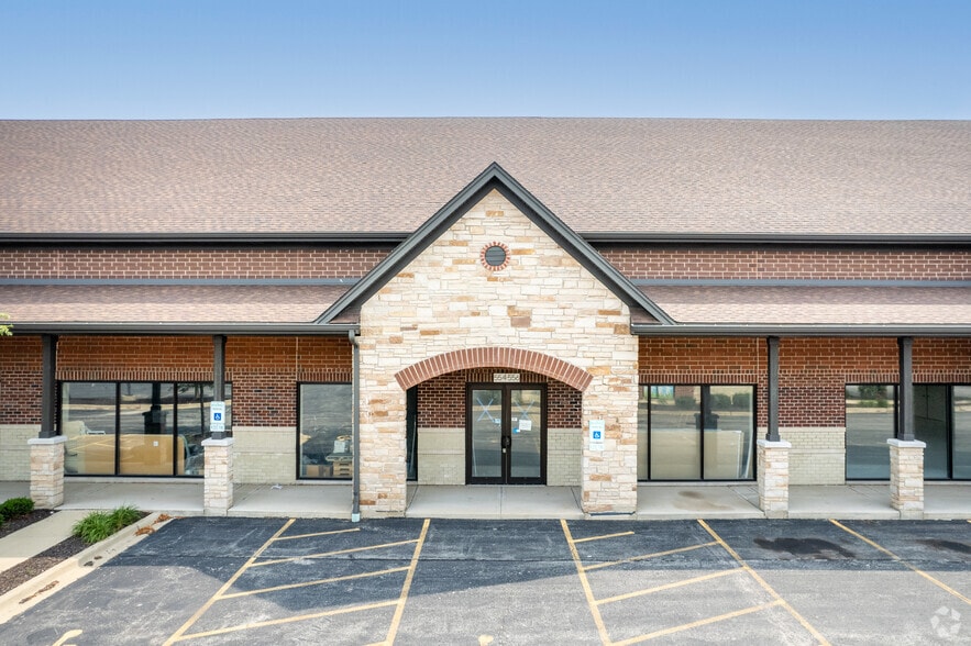 More Photos Of 550-660 W Boughton Rd, Bolingbrook Unknown For Lease