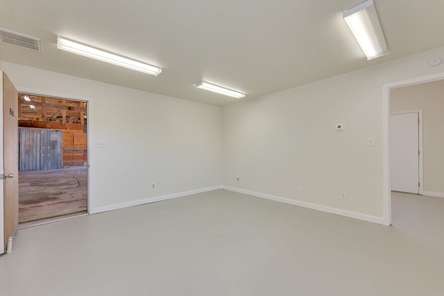 More Photos Of 7310 Sherwood Rd, Austin Flex For Lease