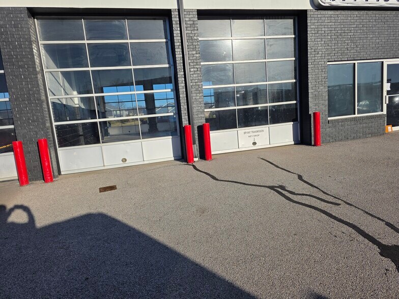 More Photos Of 2560-2580 Old Hwy 94 South Dr, Saint Charles Auto Repair For Lease
