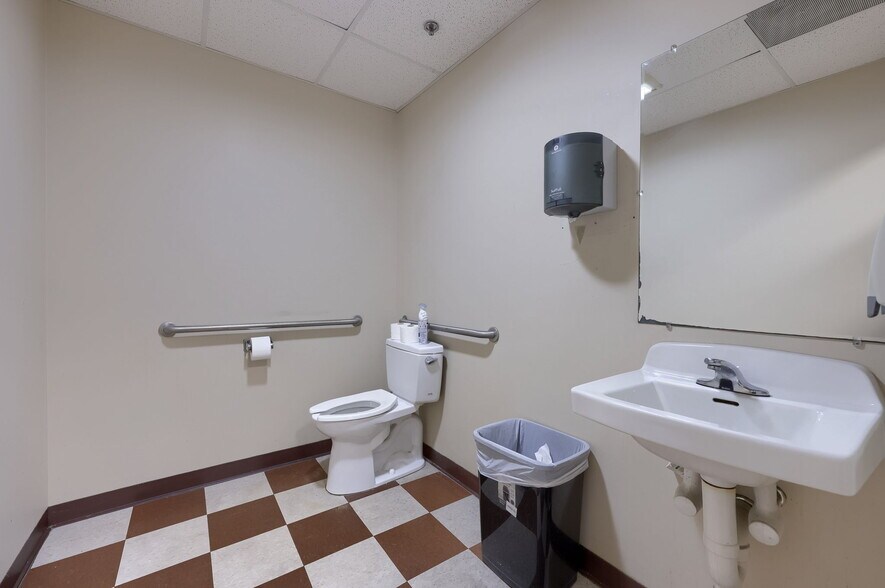 More Photos Of 301 Commerce Dr, New Holland Warehouse For Sale