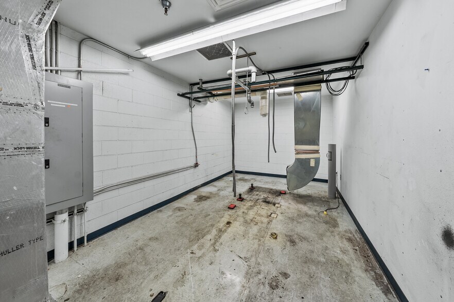 More Photos Of 33 N Fir St, Medford Industrial For Sale