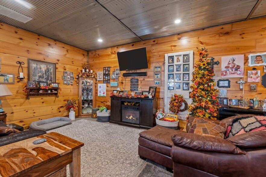 More Photos Of 558 Lucky Rd, Seymour Service For Sale