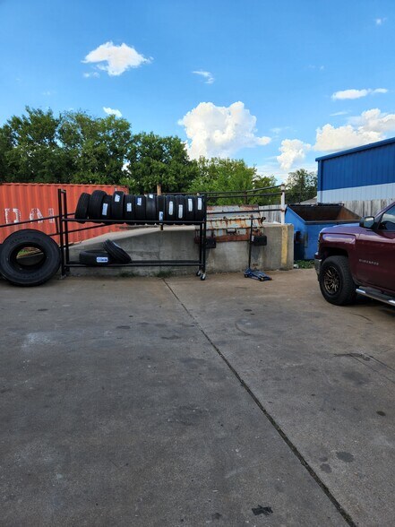 More Photos Of 909 E Milam St, Mexia Showroom For Sale