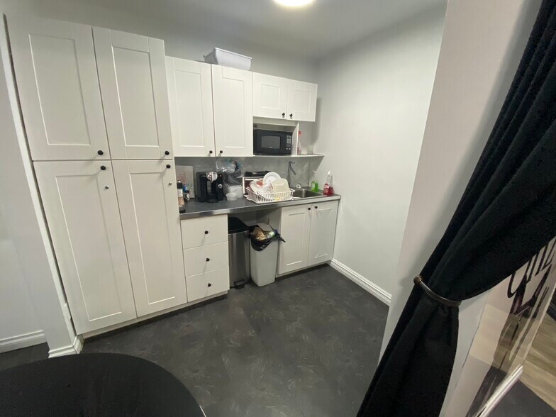 More Photos Of 106 Rue Saint-Louis, Longueuil General Retail For Sale