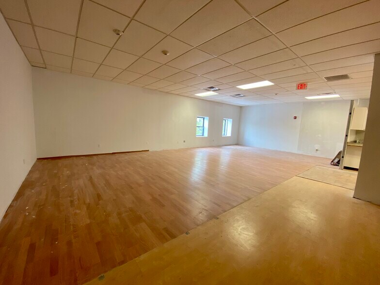 More Photos Of 25-27 E Merrick Rd, Valley Stream Office For Lease