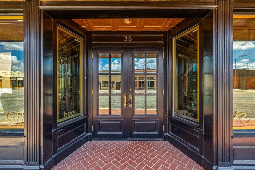 More Photos Of 38 N Chadbourne St, San Angelo Bar For Sale