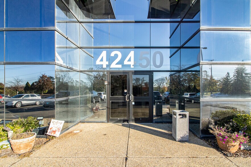 More Photos Of 42450 W 12 Mile Rd, Novi Medical For Lease