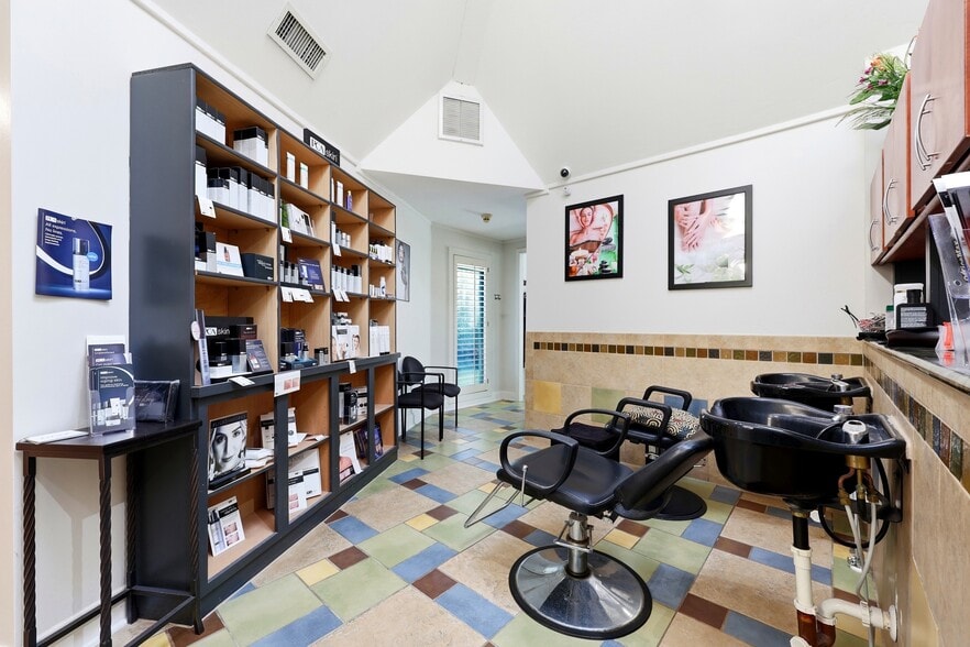 More Photos Of 3683 Crown Point Rd, Jacksonville Storefront Retail Office For Sale