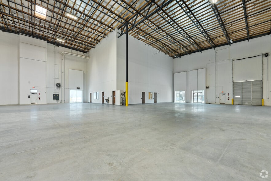 More Photos Of 8130 Caliente Rd, Hesperia Distribution For Lease