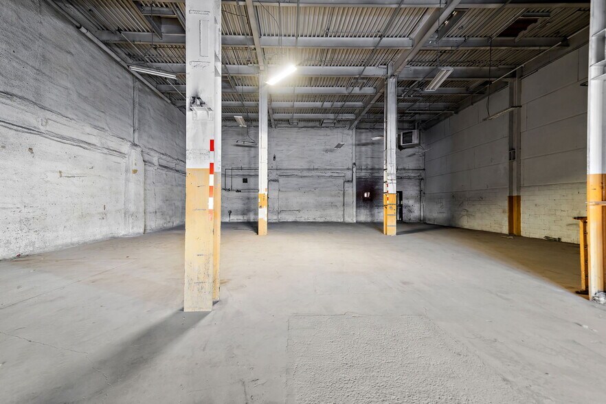 More Photos Of 35-75 Rue De L'acier, Coteau-du-lac Manufacturing For Sale