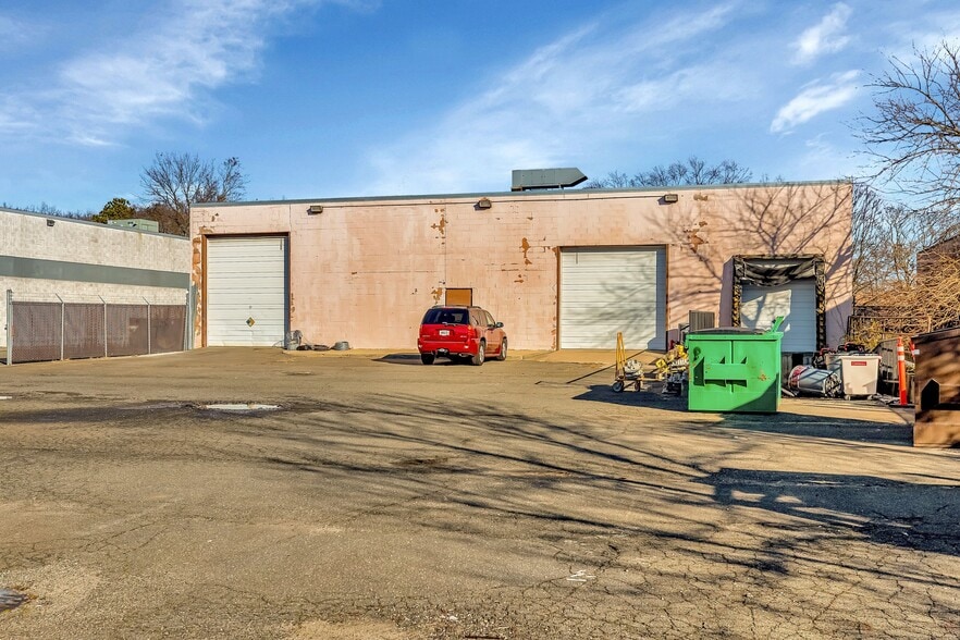 More Photos Of 22 Colt Ct, Ronkonkoma Warehouse For Sale