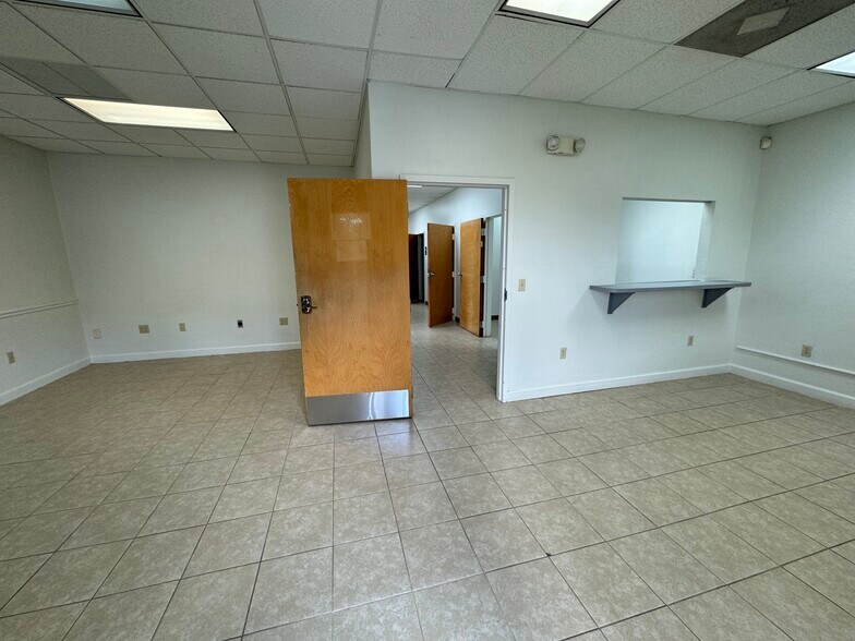 More Photos Of 2140 E Edgewood Dr, Lakeland Medical For Lease