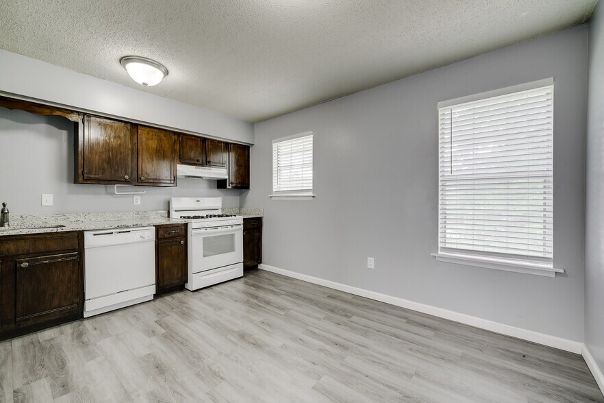 More Photos Of 1906 W Matthews Ave, Jonesboro Apartments For Sale