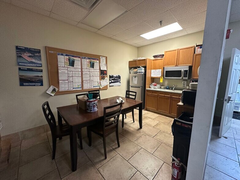 More Photos Of 7904 Interstate Ct, North Fort Myers Warehouse For Lease