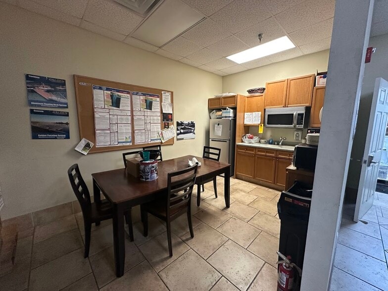 More Photos Of 7904 Interstate Ct, North Fort Myers Warehouse For Lease