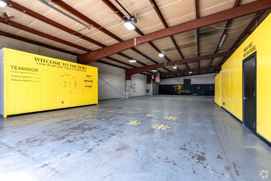 More Photos Of 2333-2337 Delante St, Haltom City Warehouse For Sale