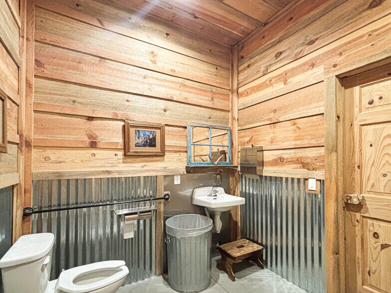 More Photos Of 350-352 E Bridge St, Hotchkiss Office For Lease