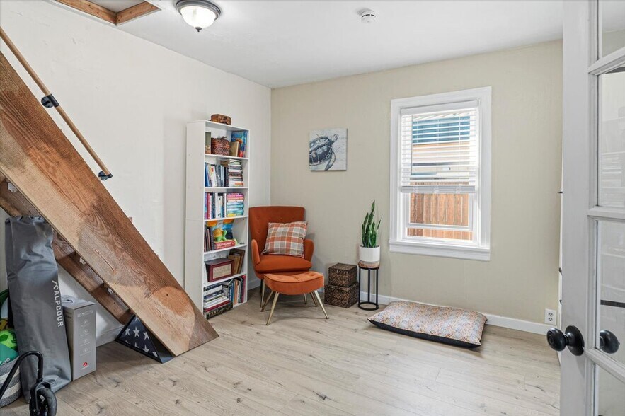 More Photos Of 736 SW 10th St, Redmond Office For Sale